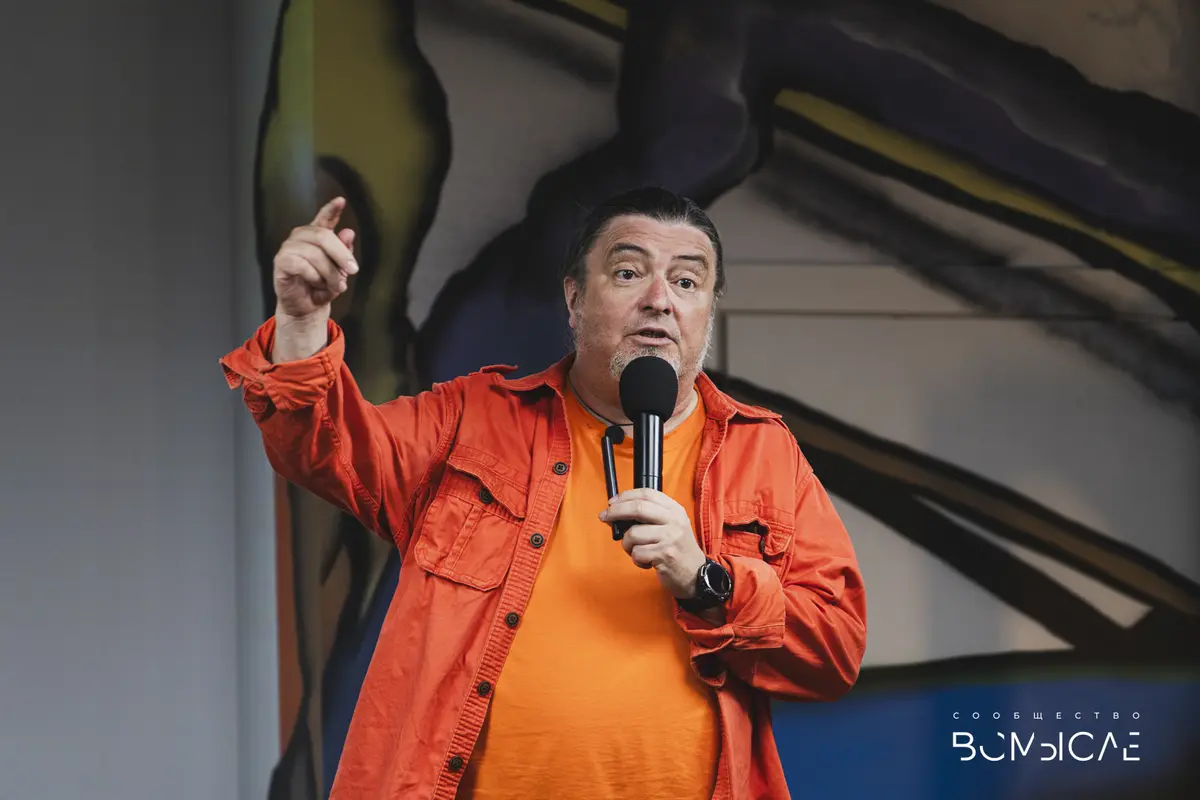 Спикер эмоционально выступает перед аудиторией